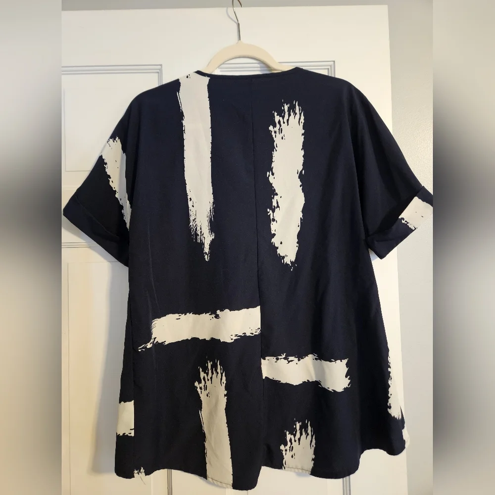 Brush-stroke Blouse - Picture 3 of 4